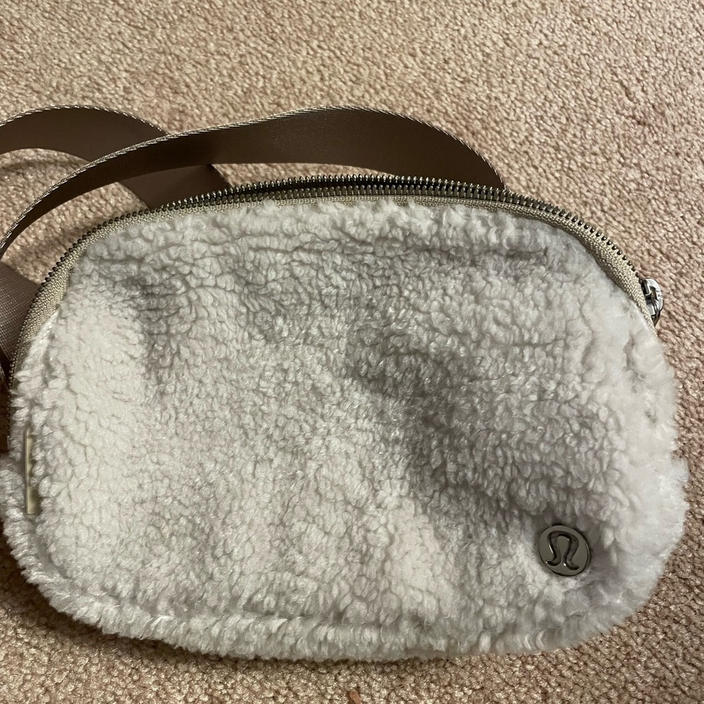 Like new Lululemon Sherpa belt bag.